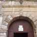 A due piani, lo stabile  caratterizzato da un portale ad arco sorretto da due massicce colonne doriche e arricchito dall'alternanza di bugne piane e coppie di bugne a punta di diamante